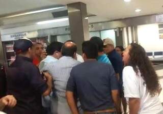 Manifestantes cobram o deputado Elizeu Dionízio, no Aeroporto de Campo Grande (Foto: Direto das Ruas)