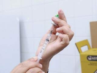 Vacina contra gripe sendo aplicada em unidade de saúde da Capital (Foto: Henrique Kawaminami)