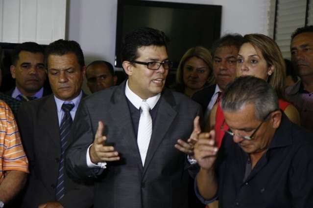 &ldquo;N&atilde;o vou repetir o erro&rdquo;, diz Gilmar ao lado de vereadores e fieis