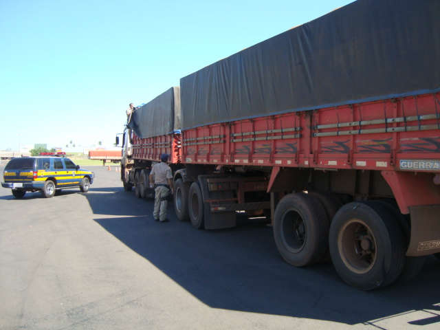  Com carreta lotada de cigarro contrabandeado, motorista foge da PRF