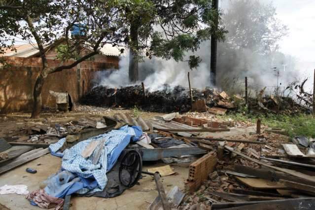 Sob risco de dengue, Capital v&ecirc; ruas e terrenos transformados em lix&otilde;es