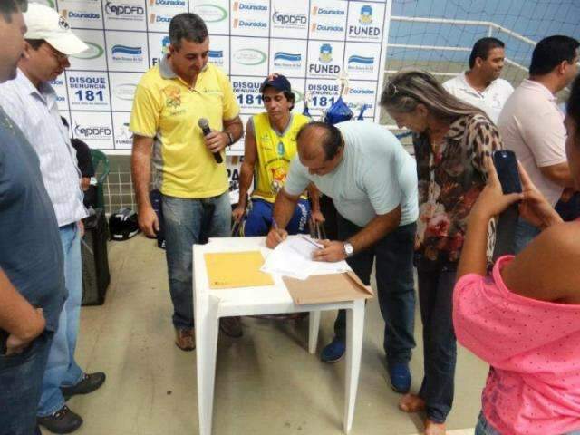 Prefeitura de Dourados assina conv&ecirc;nio de R$ 30 mil com equipe de cadeirantes 