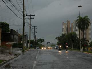 Hoje o tempo amanheceu nublado, parecia que estava a noite em Campo Grande. (Foto: Simão Nogueira)