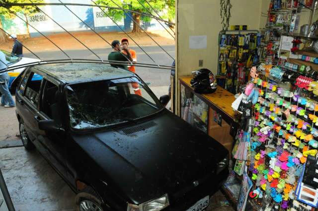  Carro bate em moto e, minutos depois, invade loja no Jockey