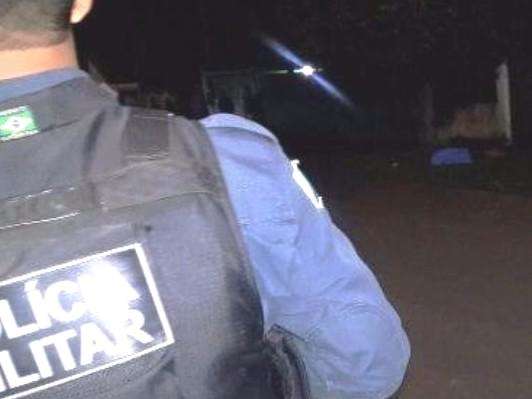 Homem &eacute; executado com pelo menos 9 tiros disparados por ocupantes de carro 