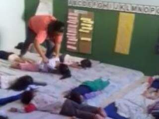 Vídeo gravado em maio mostra funcionária gritando e pegando crianças bruscamente, enquanto elas dormiam (Foto: Reprodução)