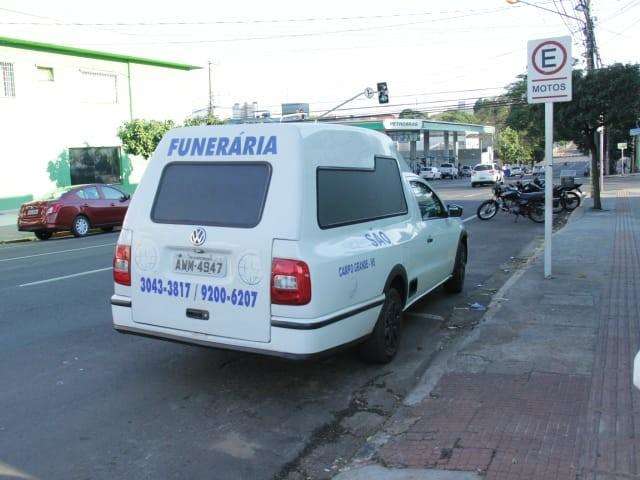 Passageira de moto de 21 anos morre ap&oacute;s colega bater em traseira de carro 
