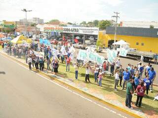 Participantes de passeata da campanha de Edison Giroto durante concentração (Foto: Rodrigo Pazinato)