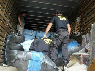 Policiais conferem carga contrabandeada (Foto: Divulgação/DOF)