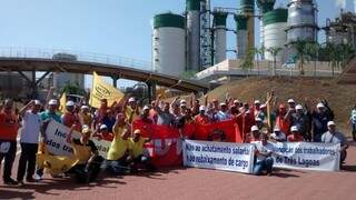 Manifestação em frente a Eldorado Brasil reuniu cerca de 500 trabalhadores, segundo sindicato (Foto: Divulgação/Sititrel)