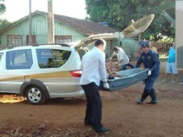 Homem &eacute; encontrado morto ao lado de bloco de concreto e com rosto desfigurado