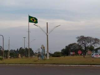 Em Dourados, rotatória virou &quot;Trevo da Bandeira&quot;, desde que símbolo foi instalado. (Foto: Helio de Freitas)