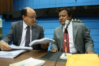 Relator da CPI ao lado do presidente da comissão, Amarildo Cruz (Foto: Marcos Ermínio)