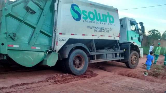 Caminh&atilde;o de lixo cai em &ldquo;cratera&rdquo; e fica atolado no Jardim Anache