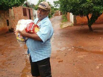 Promessa de agente se transforma em doa&ccedil;&otilde;es de cestas b&aacute;sicas e panetones 