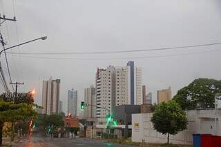 Dia amanheceu chuvoso em Campo Grande. (Foto: Marcos Ermínio)