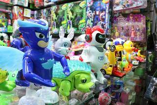 Brinquedos expostos no camelódromo (Foto: Henrique Kawaminami)