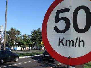 Placa indicando o funcionamento e o limite de velocidade da via próximo ao radar na Avenida Gury Marques, em Campo Grande (Foto: Henrique Kawaminami)