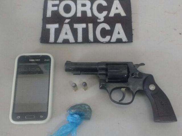 Trio &eacute; preso depois de amea&ccedil;ar vizinhos com arma de fogo em bairro 