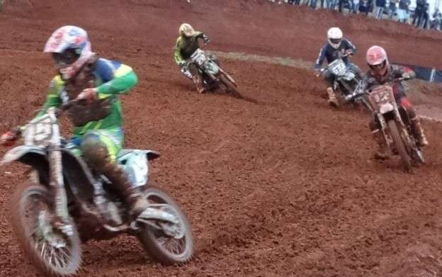 Evento de velocross re&uacute;ne 2 mil  pessoas e tem pilotos de destaque