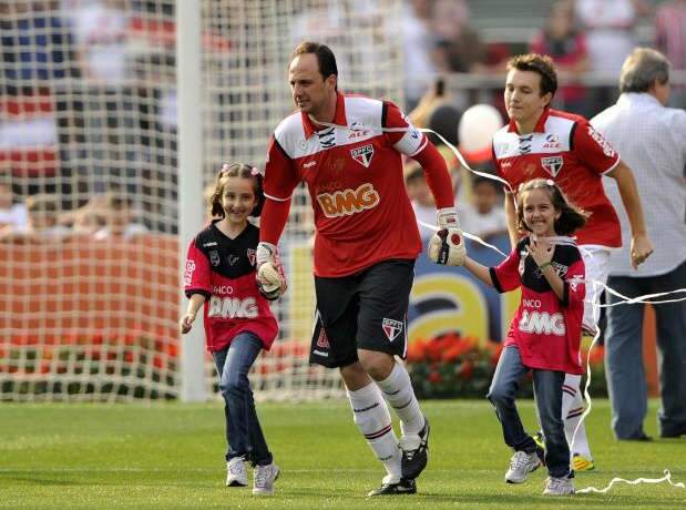  No jogo mil de Ceni, S&atilde;o Paulo bate Atl&eacute;tico-MG com festa 