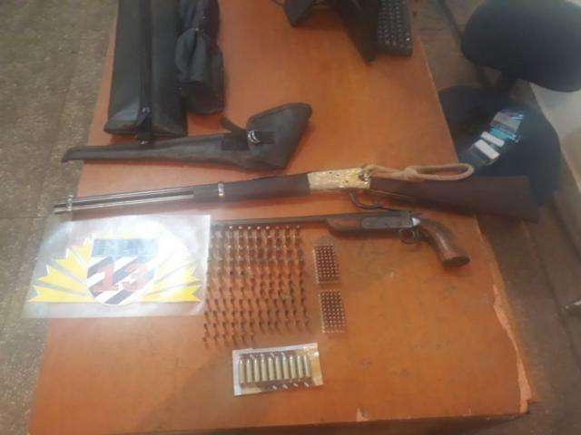 Homem &eacute; preso com armas e muni&ccedil;&atilde;o ap&oacute;s agredir esposa 