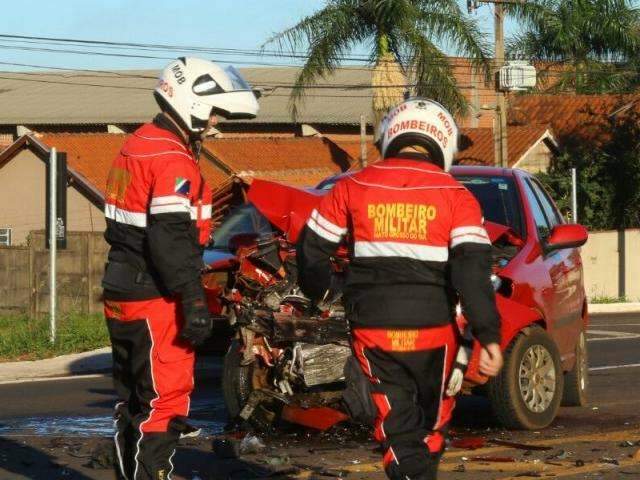 Gestante de 8 meses fica ferida em acidente envolvendo dois carros 