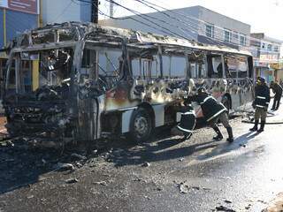 Ônibus ficou completamente destruído. (Fotos: Pedro Peralta)