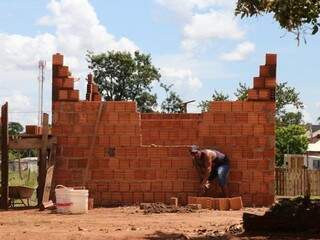Morador constrói com as próprias mãos moradia na ocupação do Panorama, no último sábado (Fotos: Marcos Ermínio)
