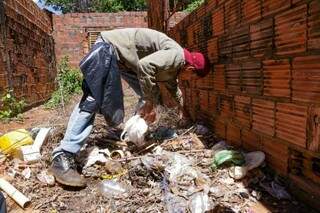 Agente de saúde recolhe lixo em residência abandonada. (Foto: Kísie Ainoã)