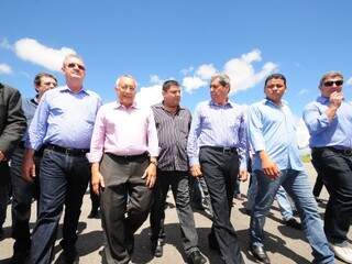 Ministro (camisa rosa) juntamento com o governador André Puccinelli na saída do aeroporto de Bonito. (Foto: Luciano Muta)
