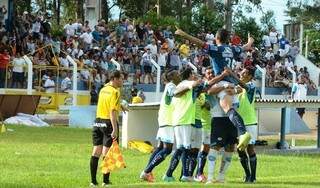 Zagueiro Rodrigo comemora o gol com os companheiros (Foto: Ivinotícias)