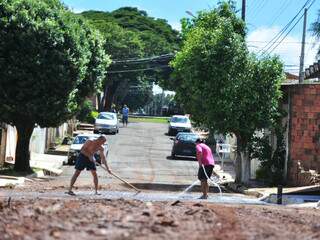 Manhã de domingo foi de limpeza em ruas da Coophatrabalho. 
