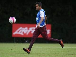 Volante Petros foi confirmado pelo técnico Dorival Júnior no time titular do São Paulo (Foto: Rubens Chiri/Saopaulofc.net)