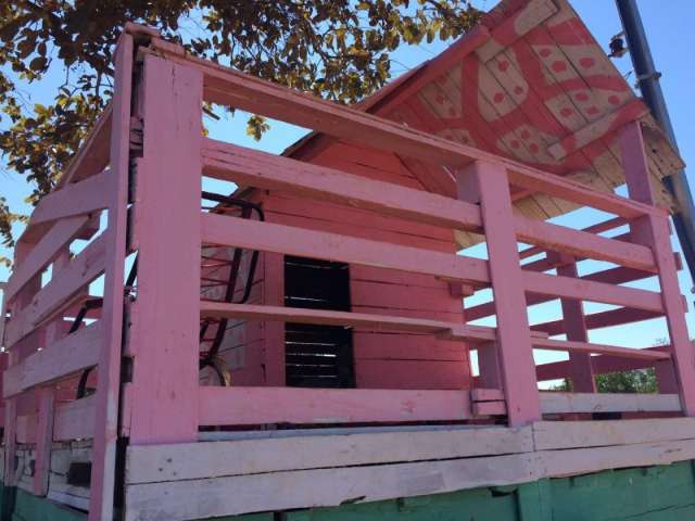 Longe da Cidade de Deus, filha ganha casa de bonecas feita pelo pai a custo zero