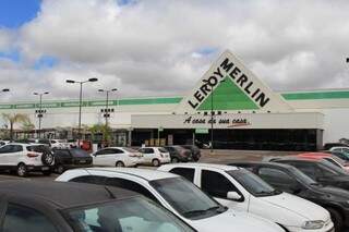 A Leroy Merlin fica na saída para Cuiabá, ao lado do Shopping Bosque dos Ipês, na Avenida Cônsul Assaf Trad, 6170.