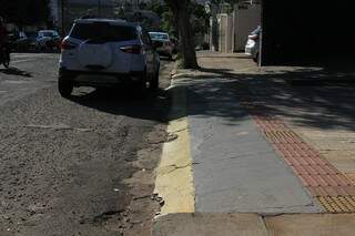 Na Rua da Paz, obra retirou vaga de estacionamento, com rebaixamento irregular. (Foto: Marina Pacheco)