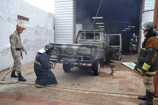 Os bombeiros retiraram o estepe para facilitar a extinção das chamas.  (Foto: Viviane Oliveira)
