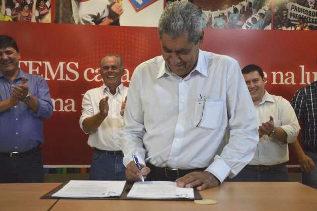 Assinado edital de concurso com 1,2 mil vagas para professor