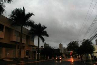 Dia amanhece com céu nublado e chuva em Campo Grande. (Foto: Marcos Ermínio) 