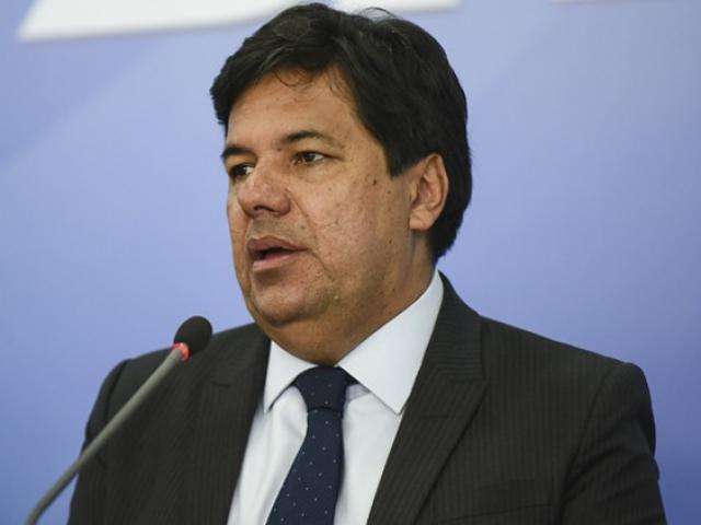 Com professores em greve, ministro inaugura escola e anuncia hospital