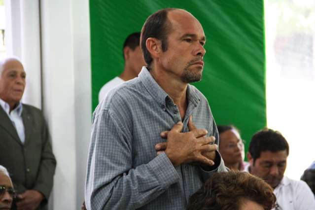 Imagem peregrina de Nossa Senhora emociona e leva fi&eacute;is &agrave;s l&aacute;grimas