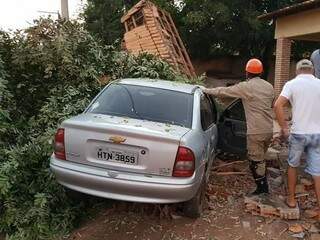 Veículo Classic derrubou árvore e muro de residência em Coxim (Foto: PC de Souza/Coxim)