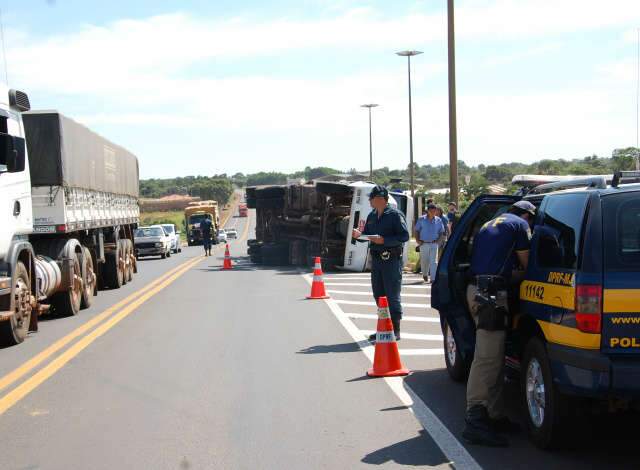  Carreta carregada de compensado tomba no viaduto na sa&iacute;da para Tr&ecirc;s Lagoas