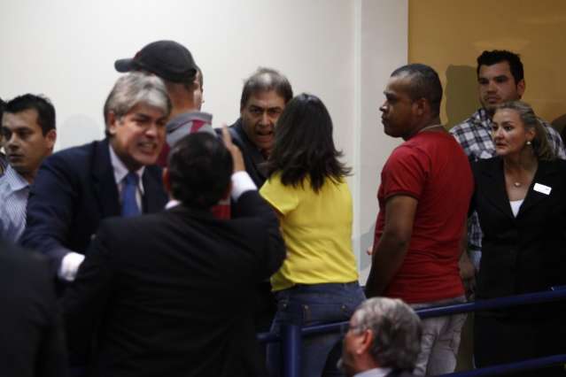 Bernal briga com Elizeu e clima esquenta em sess&atilde;o de cassa&ccedil;&atilde;o