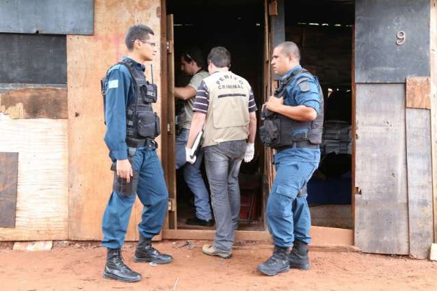 Jovem morre degolado e pol&iacute;cia acha roupa com sangue no varal do vizinho
