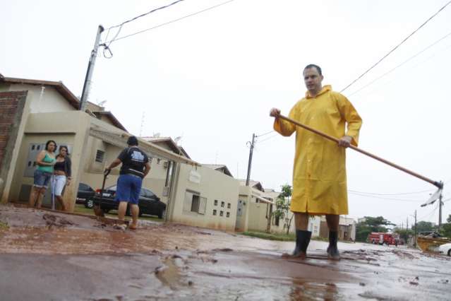 Na mesma semana moradores vivem drama de ter casa alagada 2 vezes