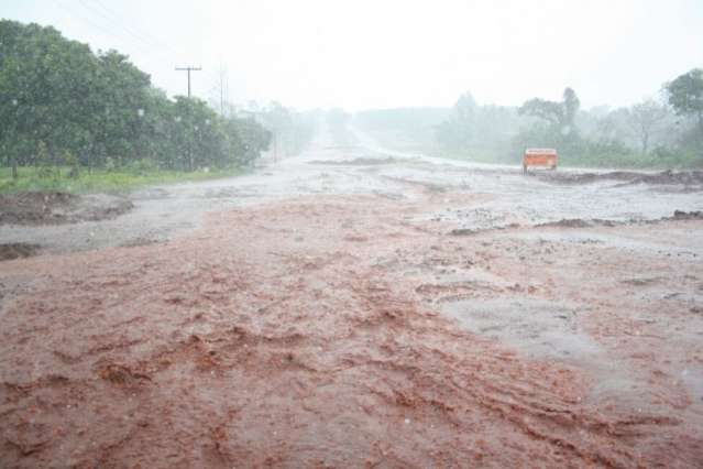 Pancada de chuva forte atinge regi&atilde;o na sa&iacute;da para S&atilde;o Paulo