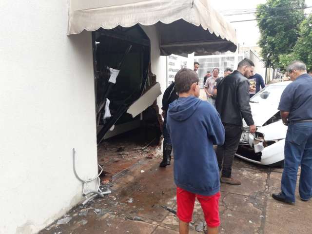 Carro invade lan house ao ser atingido por outro ve&iacute;culo em cruzamento