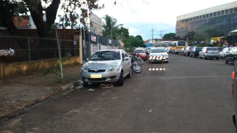 Fila dupla em frente à igreja no bairro Amambaí incomoda motoristas